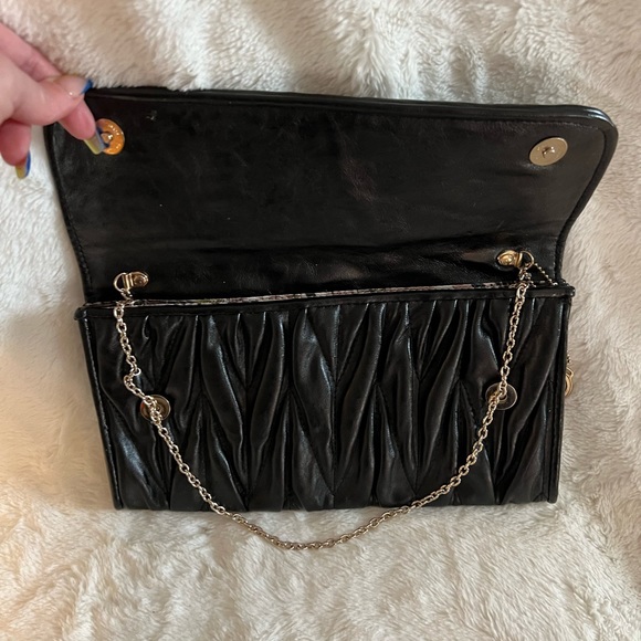 Black ruffle clutch. Like new. Chain or no chain - Picture 4 of 4